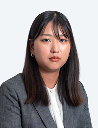 相談員の中原 亜弥です。以前は歯科医院で歯科助手として勤務しておりました。お一人でご来院される高齢の患者様と接する機会が多い中で、「もっと生活に密着した、直接的な支援をしたい」という思いが強まり、この仕事に就くことにいたしました。これまでの経験で培った細やかな気配りや傾聴の姿勢を活かし、お一人おひとりの生活に真摯に向き合ってまいります。皆様の安心と笑顔のために、精一杯努めてまいりますので、どうぞよろしくお願いいたします。