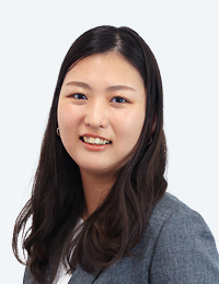 相談員の中原 亜弥です。以前は歯科医院で歯科助手として勤務しておりました。お一人でご来院される高齢の患者様と接する機会が多い中で、「もっと生活に密着した、直接的な支援をしたい」という思いが強まり、この仕事に就くことにいたしました。これまでの経験で培った細やかな気配りや傾聴の姿勢を活かし、お一人おひとりの生活に真摯に向き合ってまいります。皆様の安心と笑顔のために、精一杯努めてまいりますので、どうぞよろしくお願いいたします。